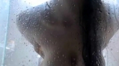 Colombiana en la ducha - Colombian girl takes a shower